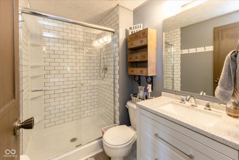 8214 Old Farm Road Indianapolis IN 46256