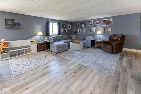 8214 Old Farm Road Indianapolis IN 46256