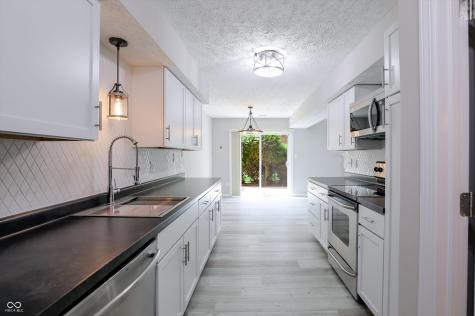 9303 Golden Oaks W Indianapolis IN 46260