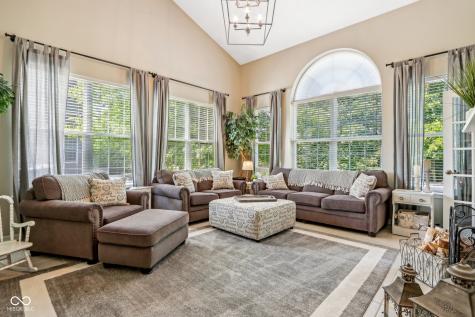 8252 Cloverdale Way Indianapolis IN 46256