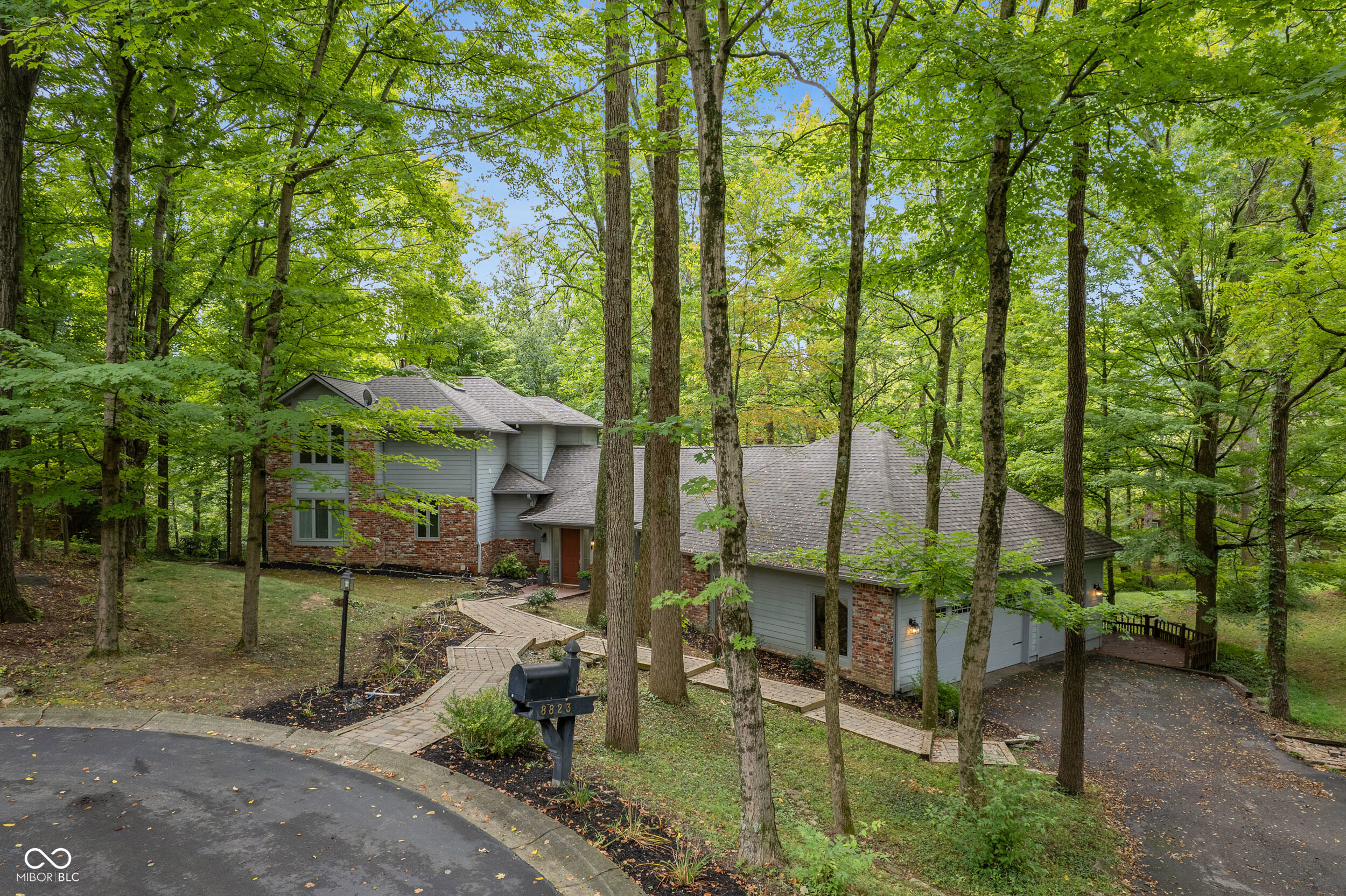 8823 Woodacre Lane Indianapolis IN 46234