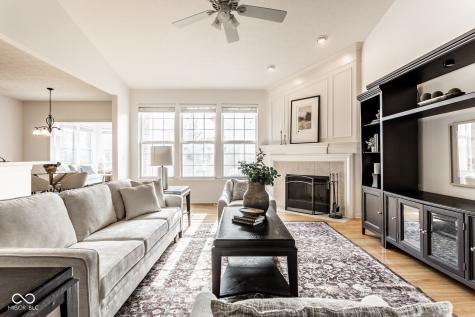 8977 Stonewick Way Zionsville IN 46077