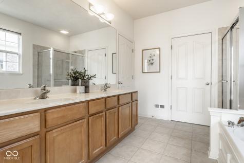 8977 Stonewick Way Zionsville IN 46077