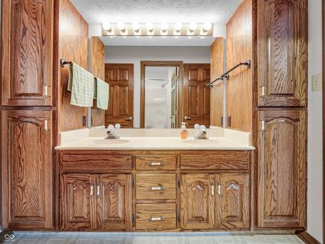 1042 Red Oak Drive Avon IN 46123