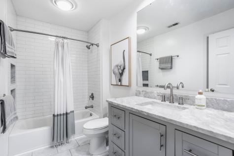 516 Lockerbie Circle N Indianapolis IN 46202
