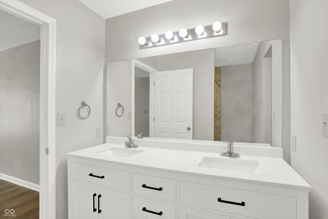 32 Meridian Gardens Lane Indianapolis IN 46227