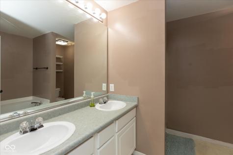 7121 Parklake Place Indianapolis IN 46217