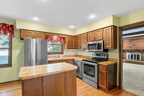 735 Sugarbush Drive Zionsville IN 46077