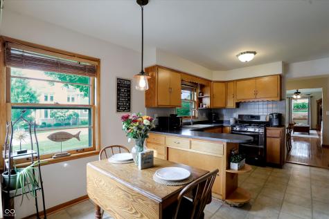 410 W Ash Street Zionsville IN 46077