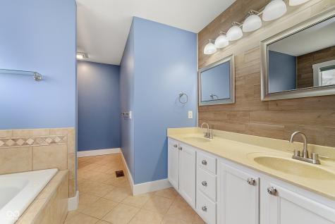 6686 Woodcrest Drive Avon IN 46123