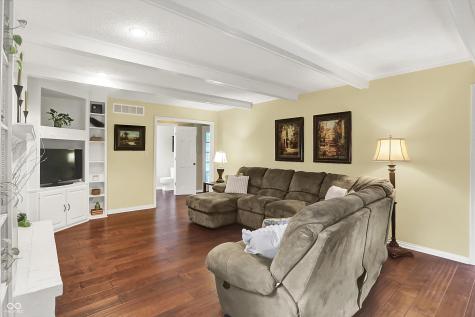 1095 Williamsburg Lane Zionsville IN 46077