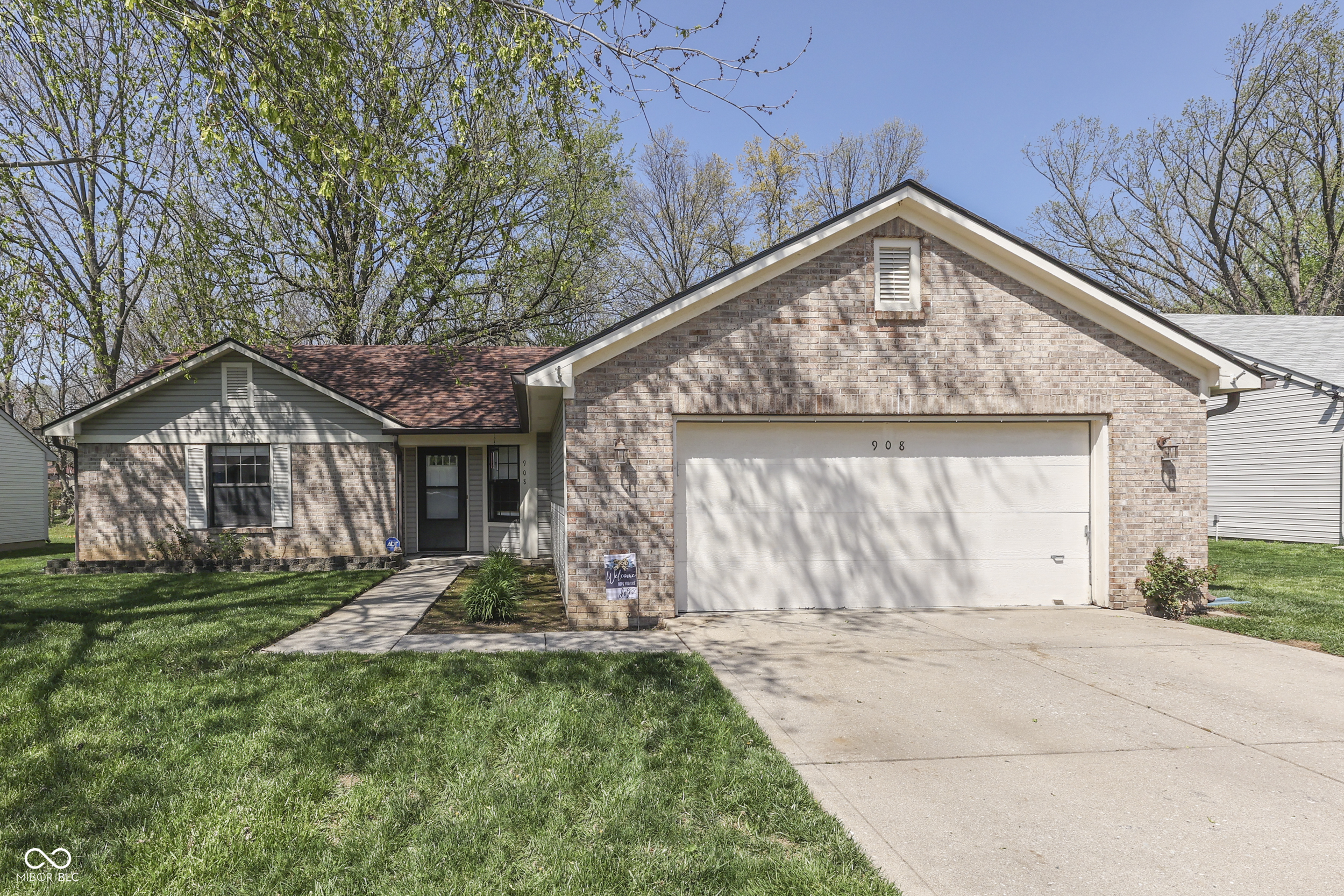908 Country Lane Indianapolis IN 46217