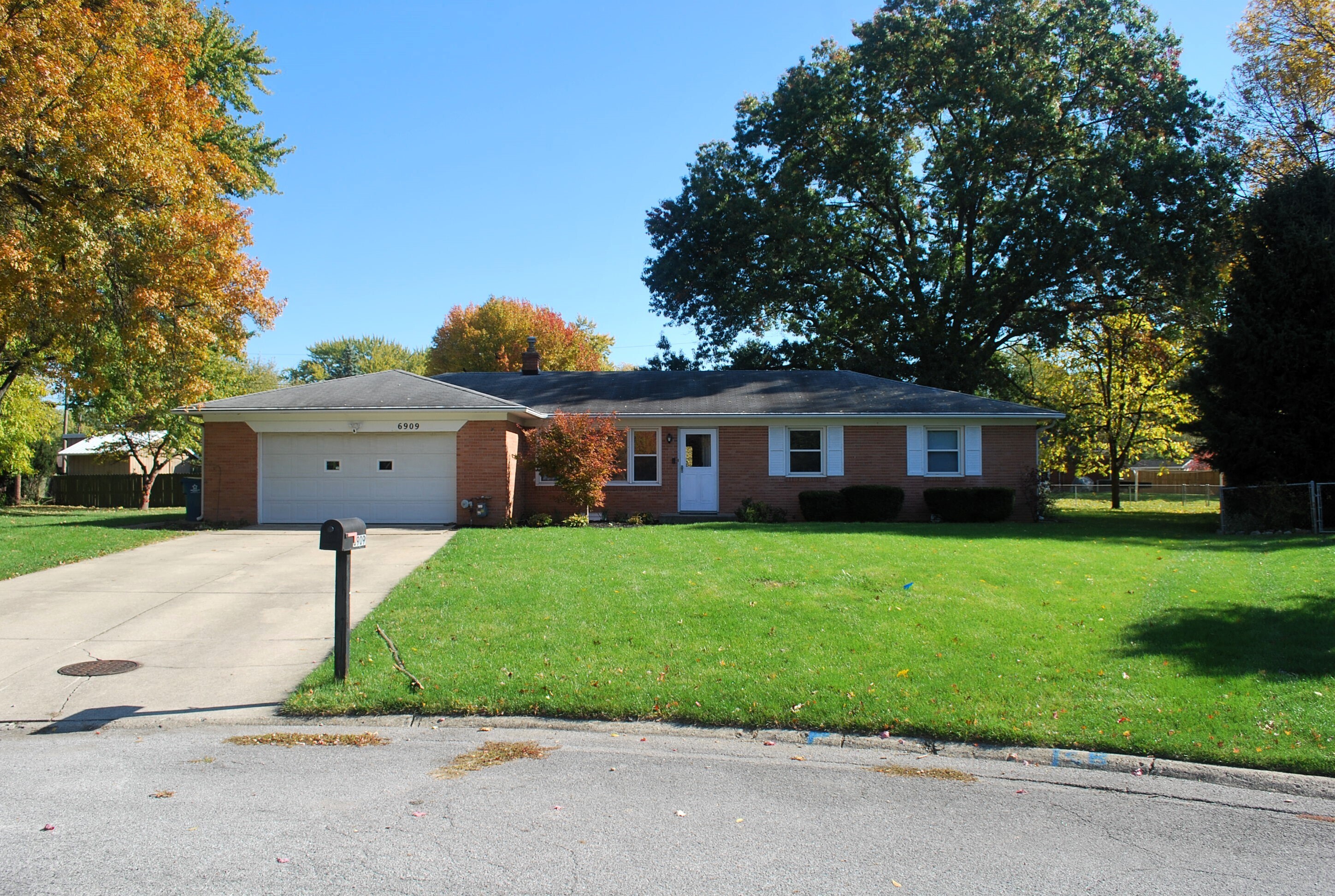 6909 Camelot Court Indianapolis IN 46214