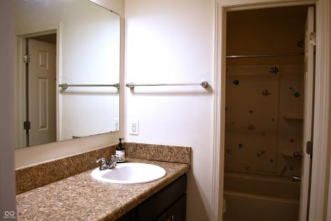 1922 Lakecrest Drive Columbus IN 47201