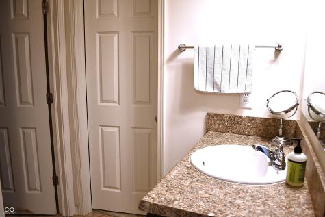 1922 Lakecrest Drive Columbus IN 47201