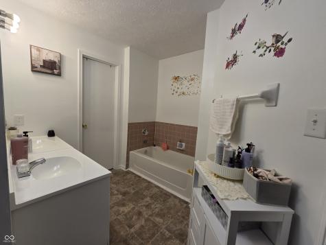 8512 Green Valley Drive Indianapolis IN 46217