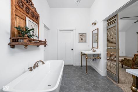 775 W Hawthorne Street Zionsville IN 46077