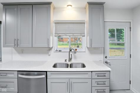 8219 Bishops Lane Indianapolis IN 46217