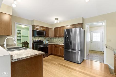 812 Eaglewood Drive Zionsville IN 46077