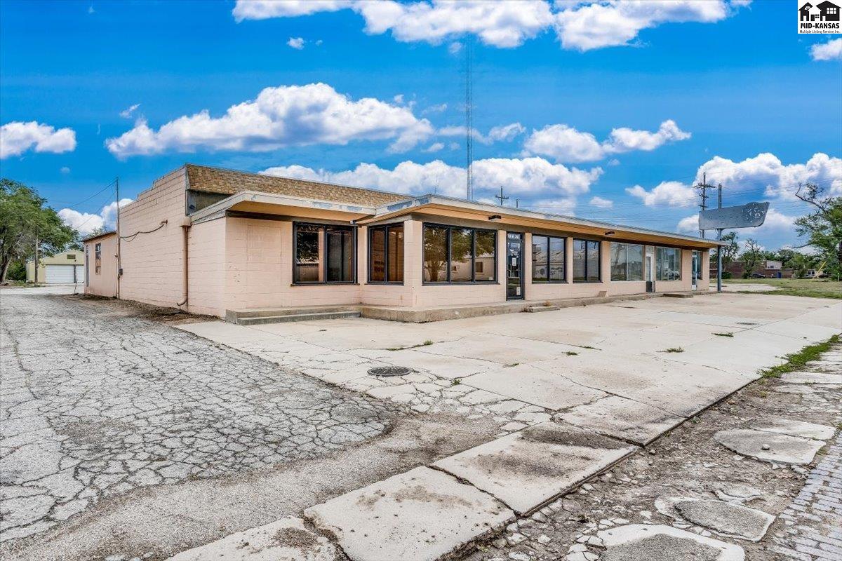 706 W 2nd Avenue Hutchinson KS 67501