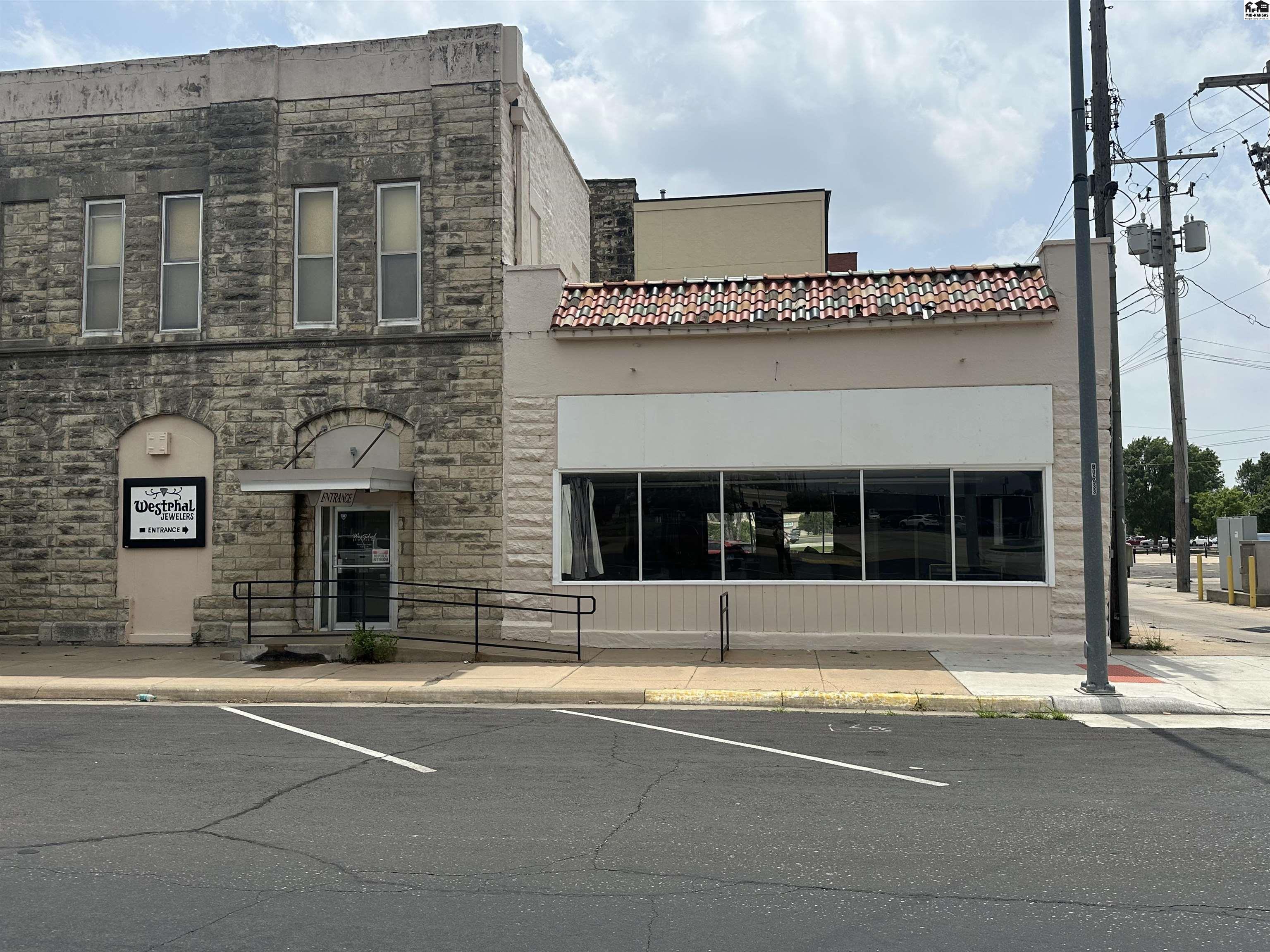 13 W 2nd Hutchinson KS 67501