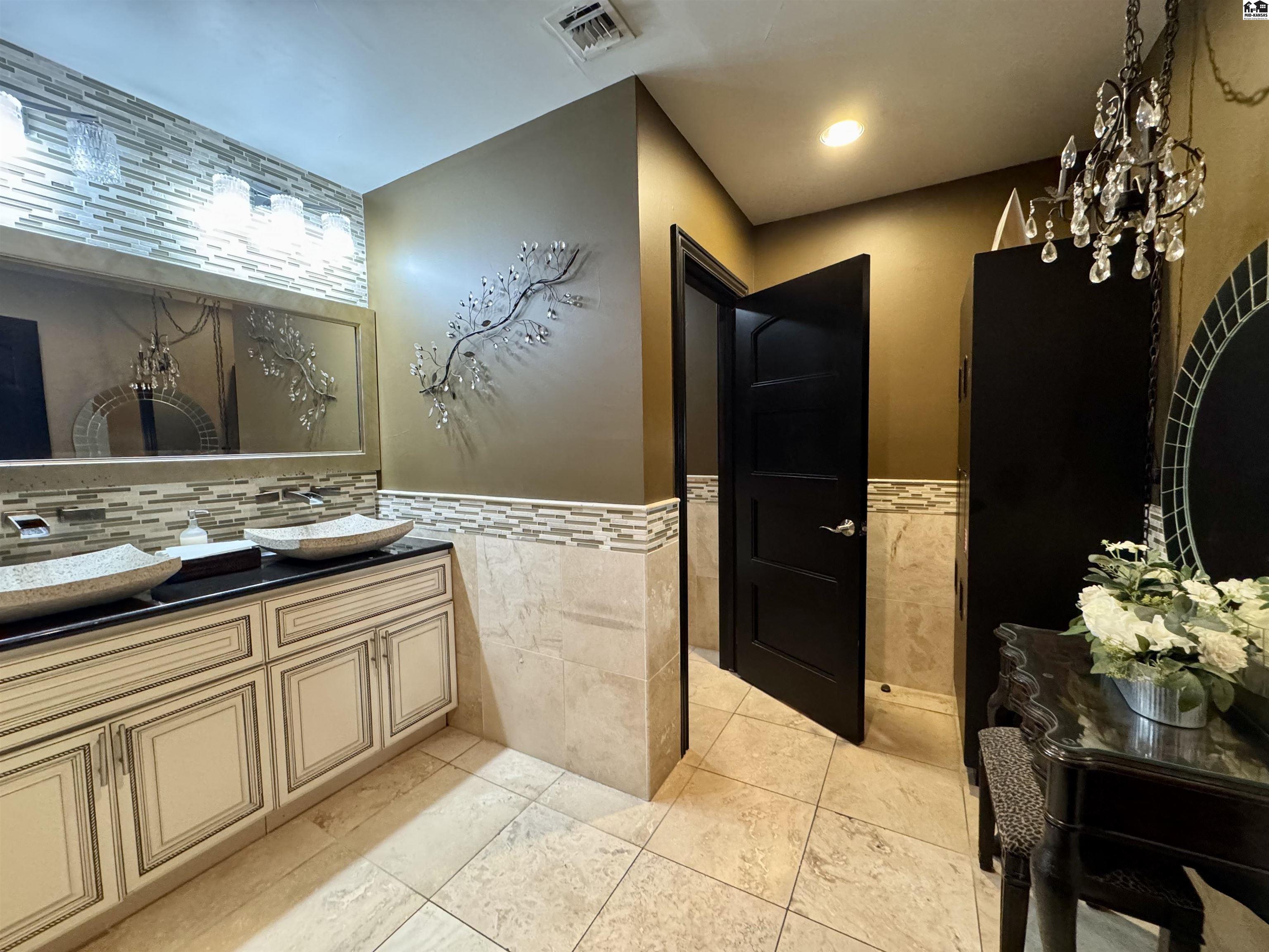 16 S Main Street Hutchinson KS 67501