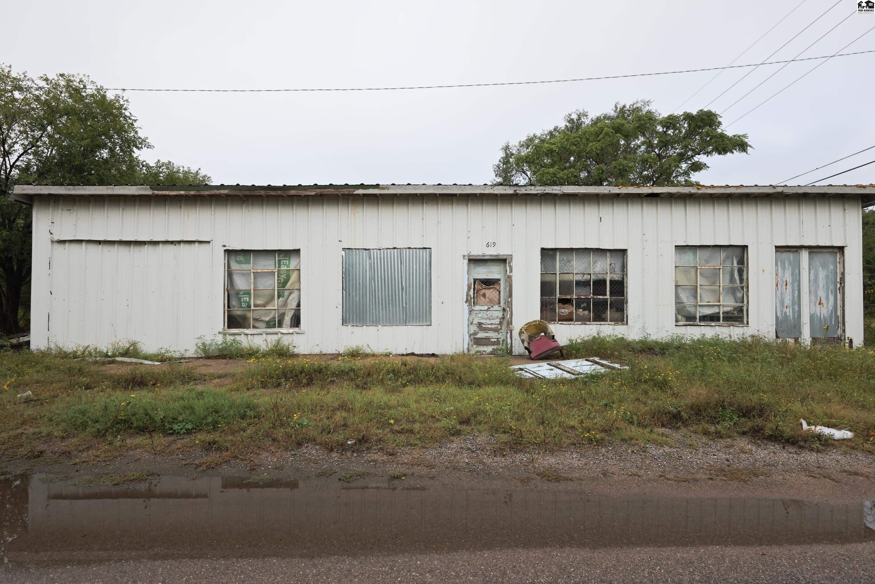 619 S Adams Street Hutchinson KS 67501