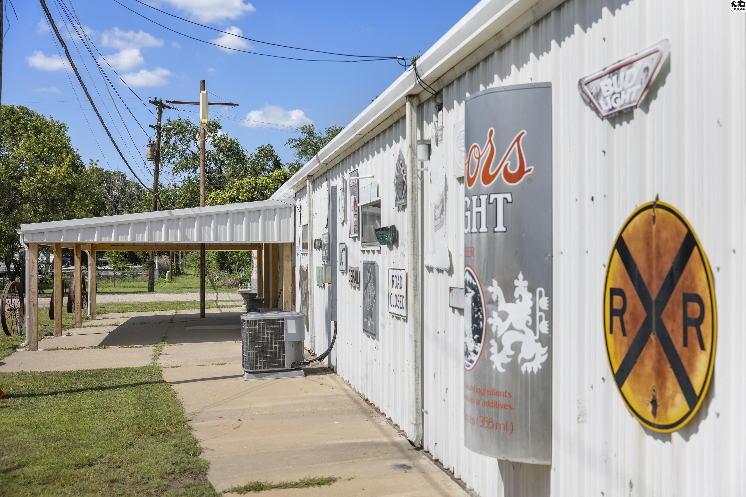 2106 E 4th Avenue Hutchinson KS 67501