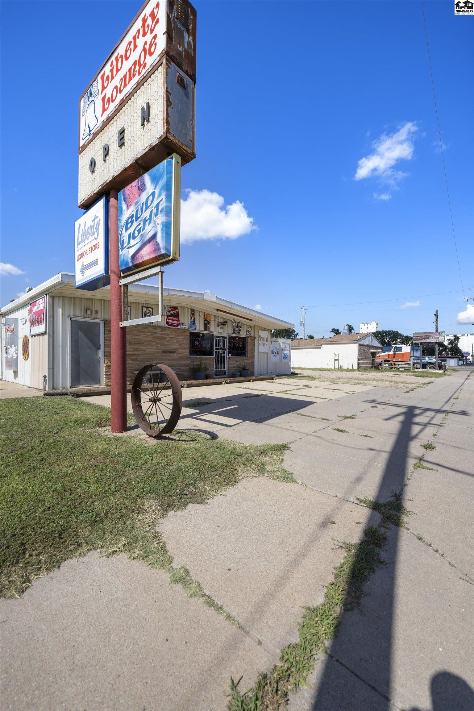 2106 E 4th Avenue Hutchinson KS 67501