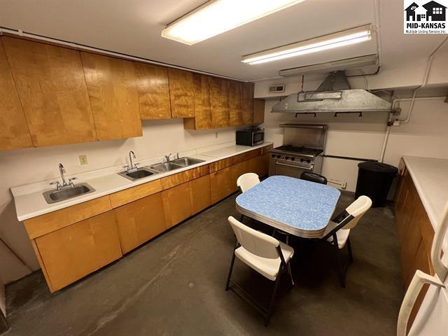 1319 E 17th Avenue Hutchinson KS 67501