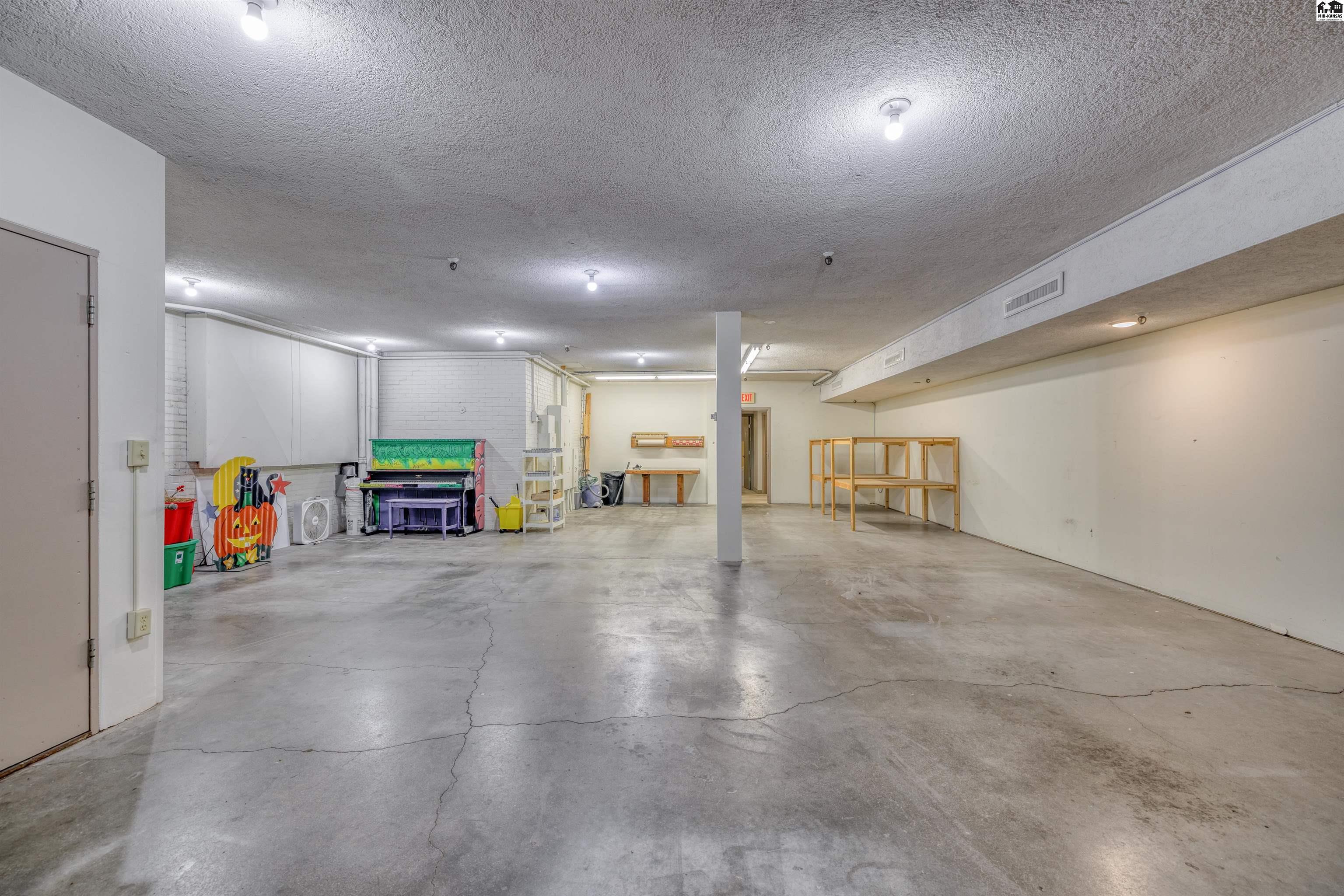 11 N Main Hutchinson KS 67501