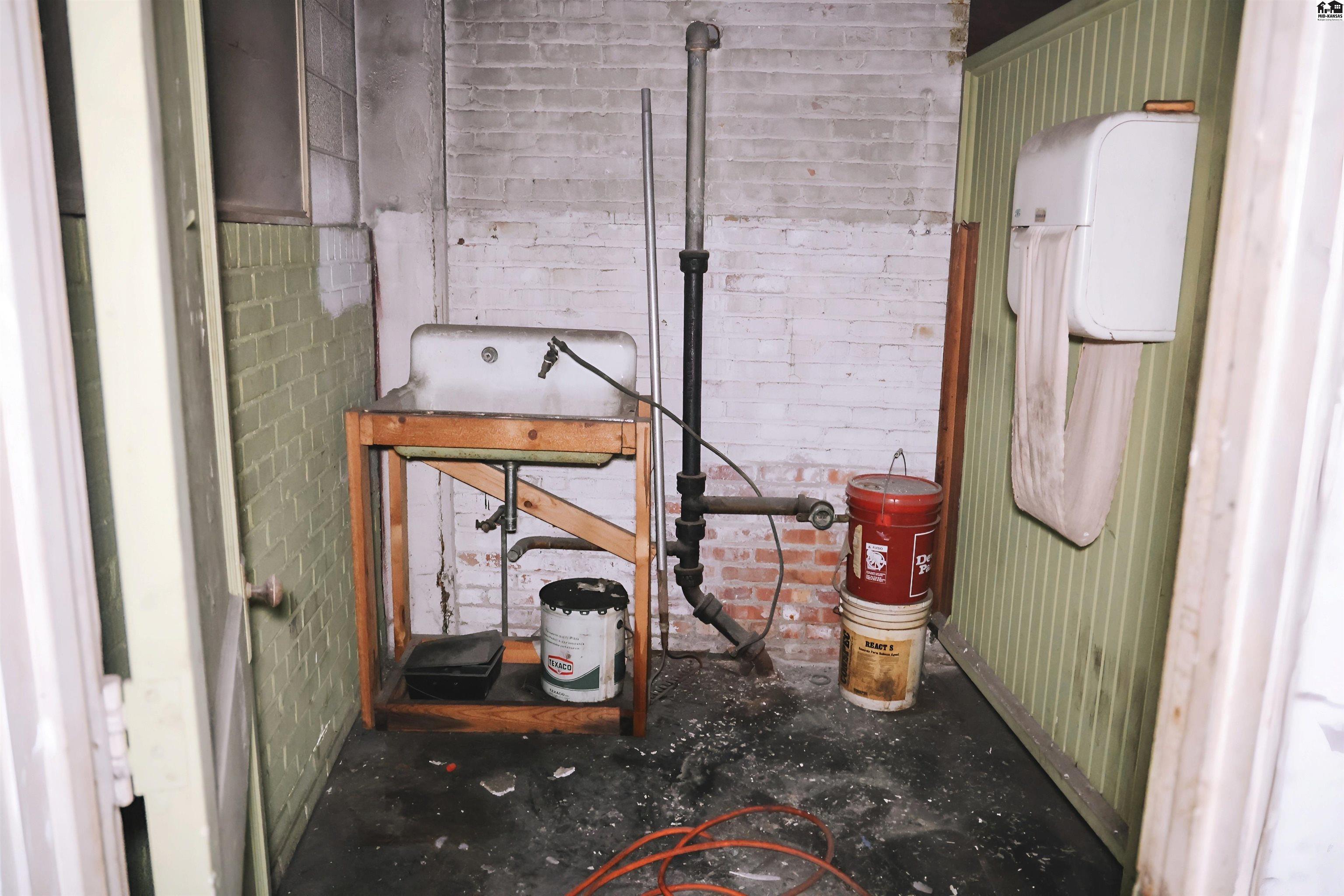 701 E 2nd Avenue Hutchinson KS 67501