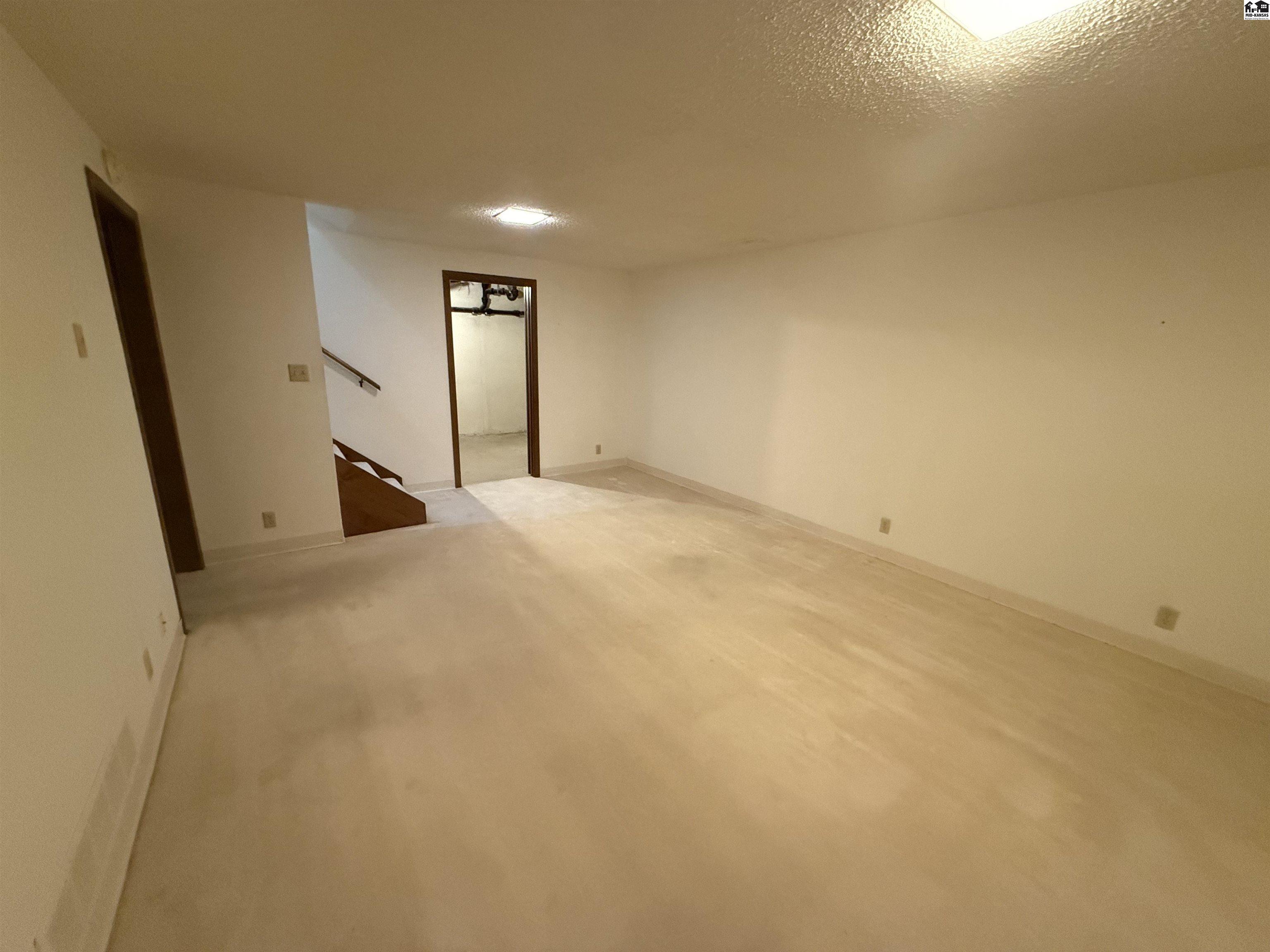 2805 Nottingham Drive Hutchinson KS 67502