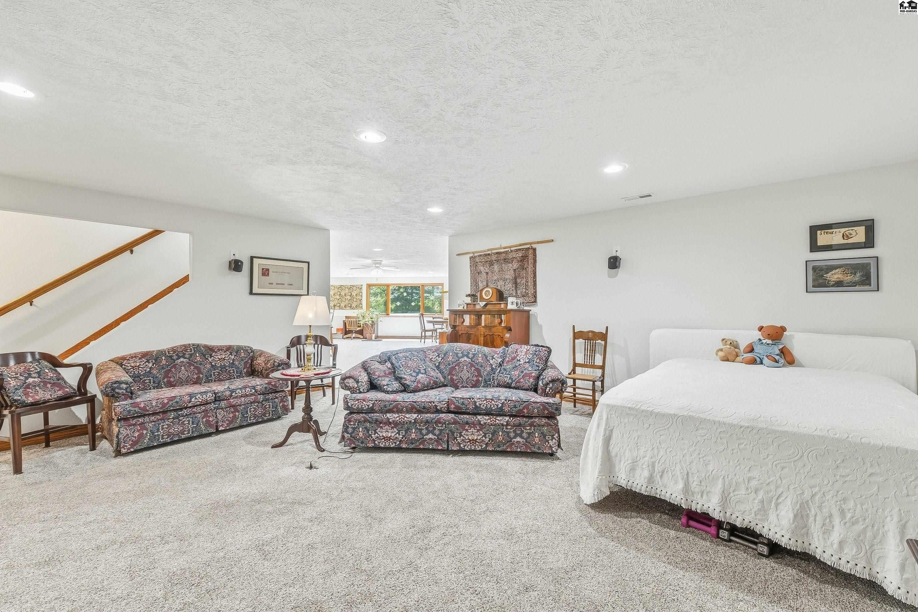 10205 Riviera Circle Hutchinson KS 67502
