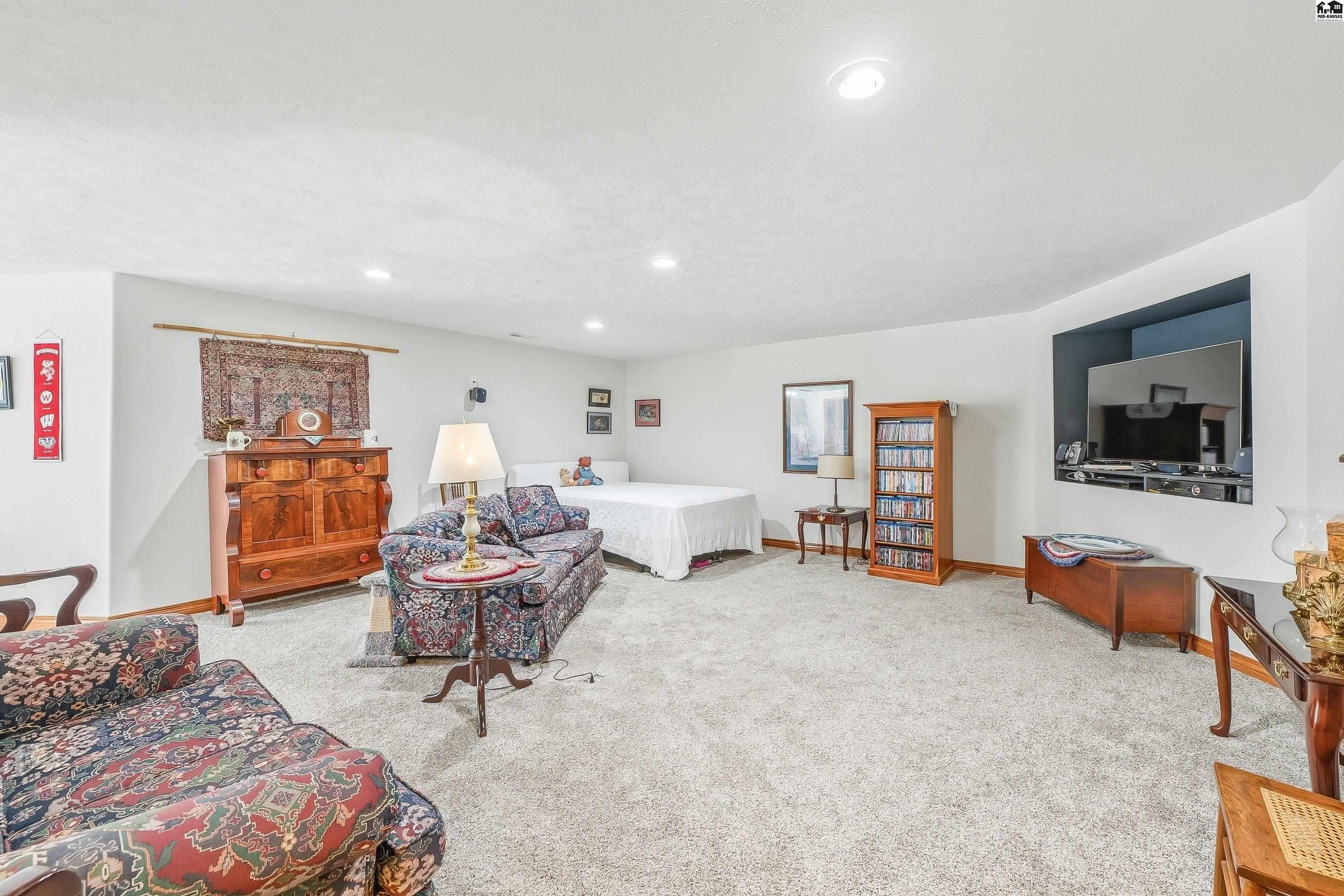 10205 Riviera Circle Hutchinson KS 67502
