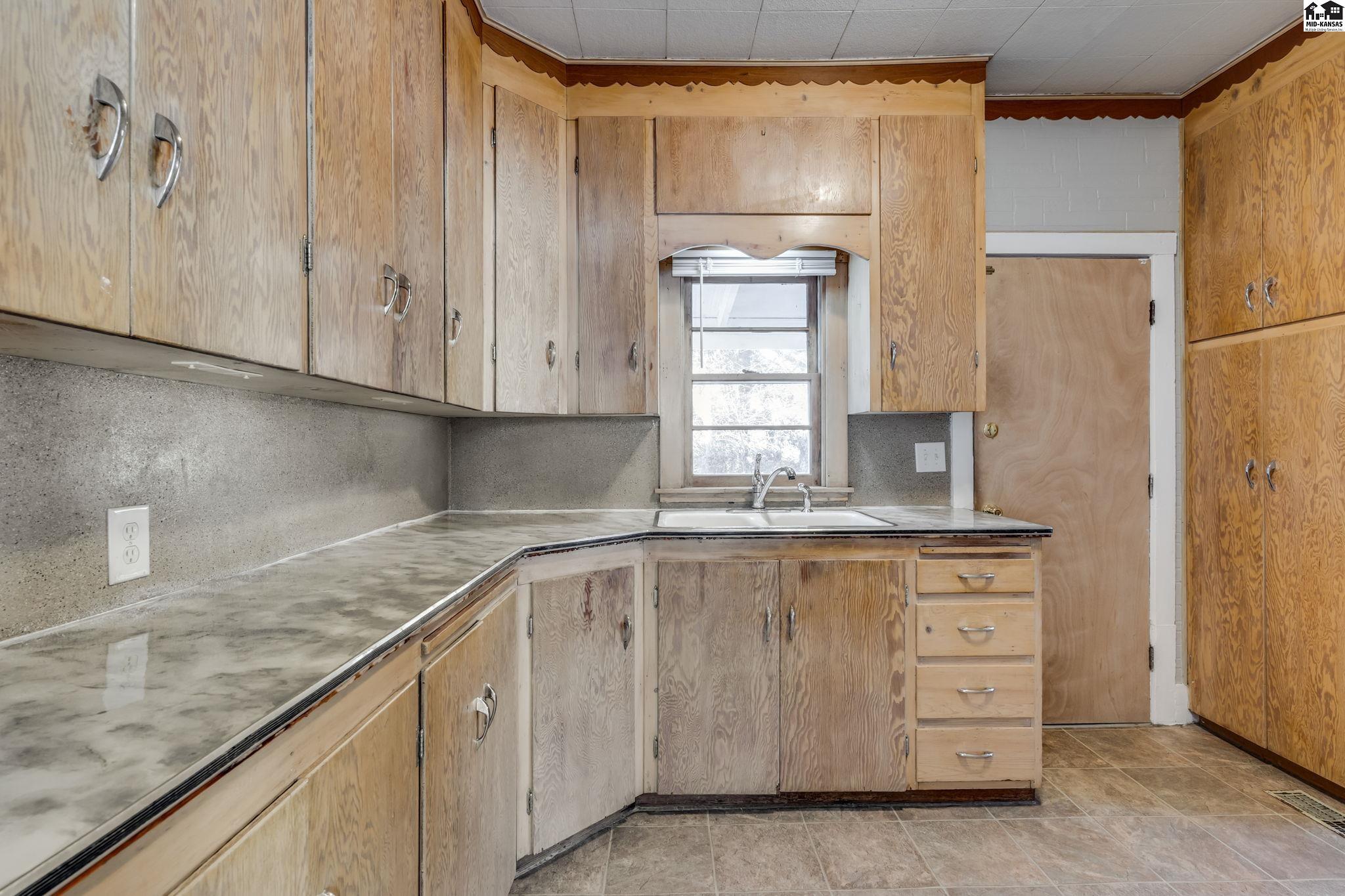 122 E 7th Avenue Hutchinson KS 67501