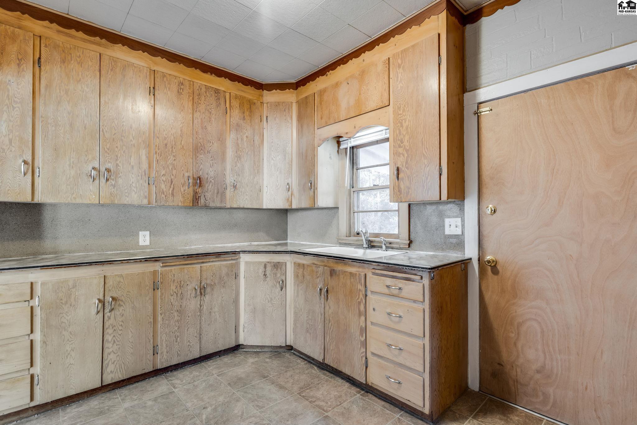 122 E 7th Avenue Hutchinson KS 67501