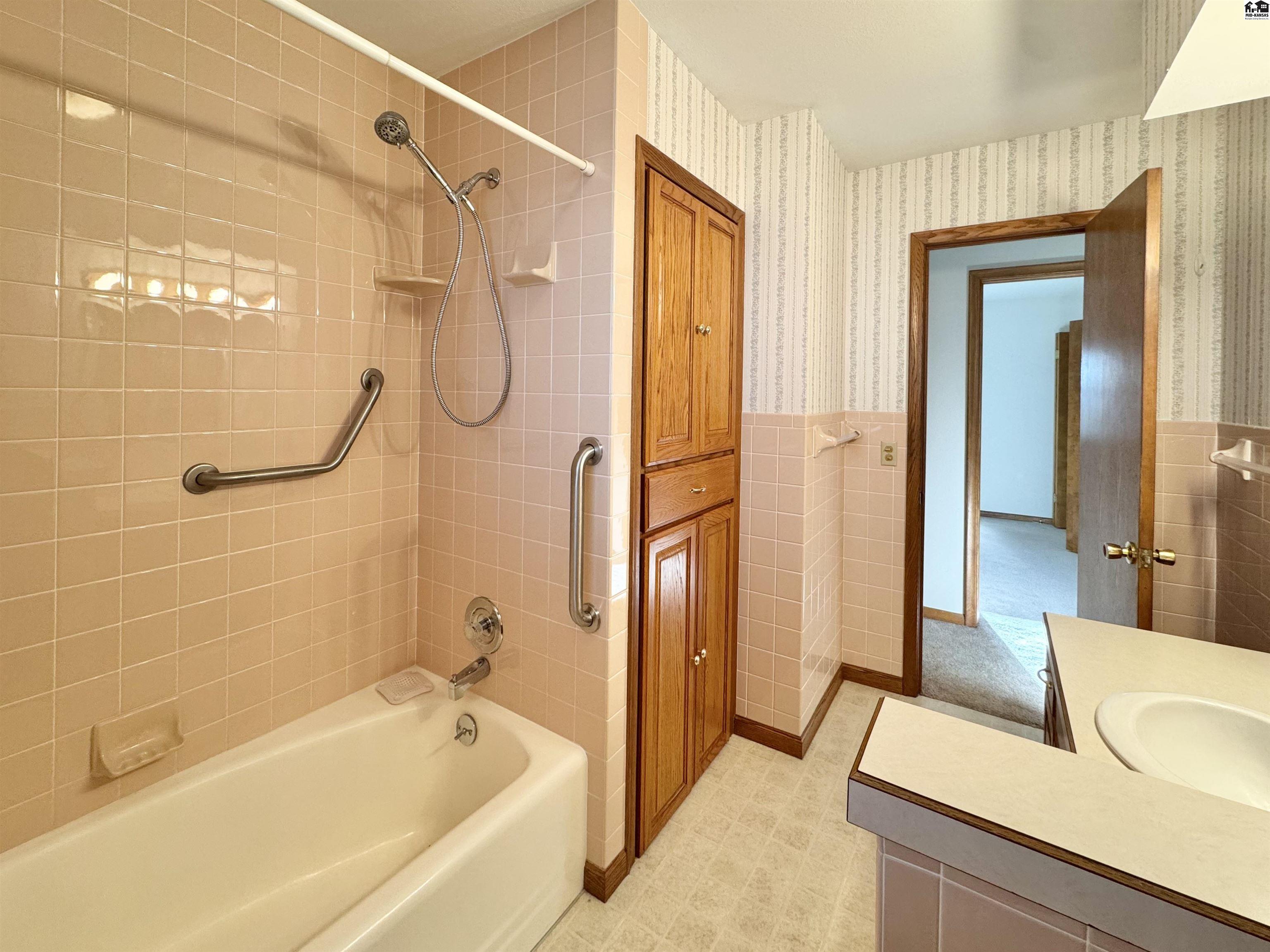 76 Eastwood Drive Hutchinson KS 67502