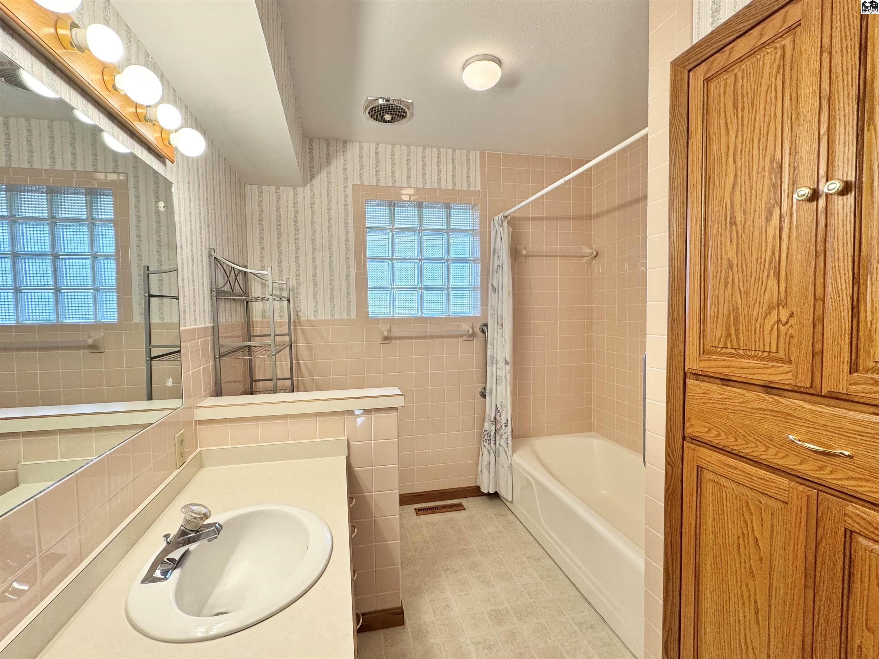 76 Eastwood Drive Hutchinson KS 67502