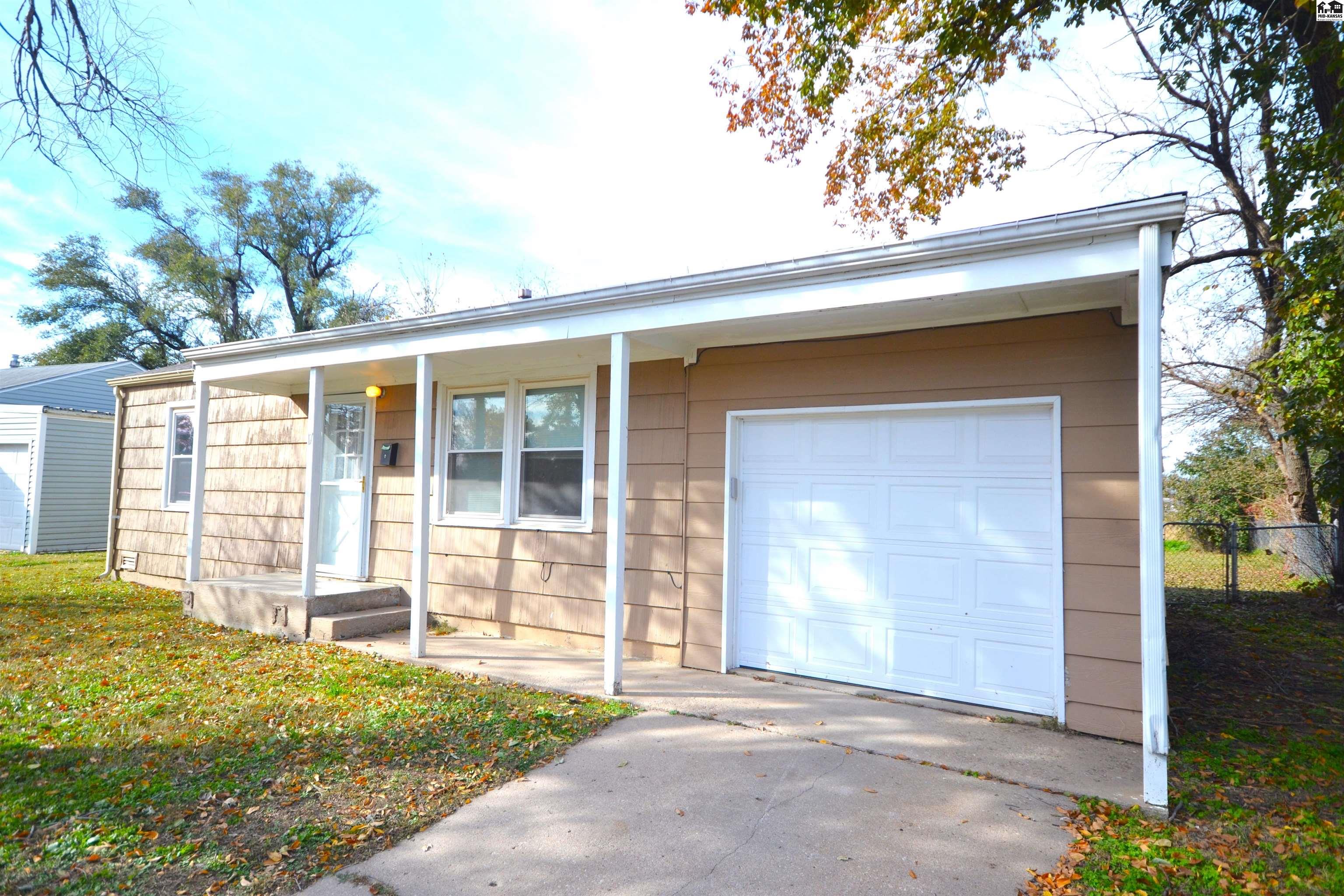 17 Sunset Drive Hutchinson KS 67502