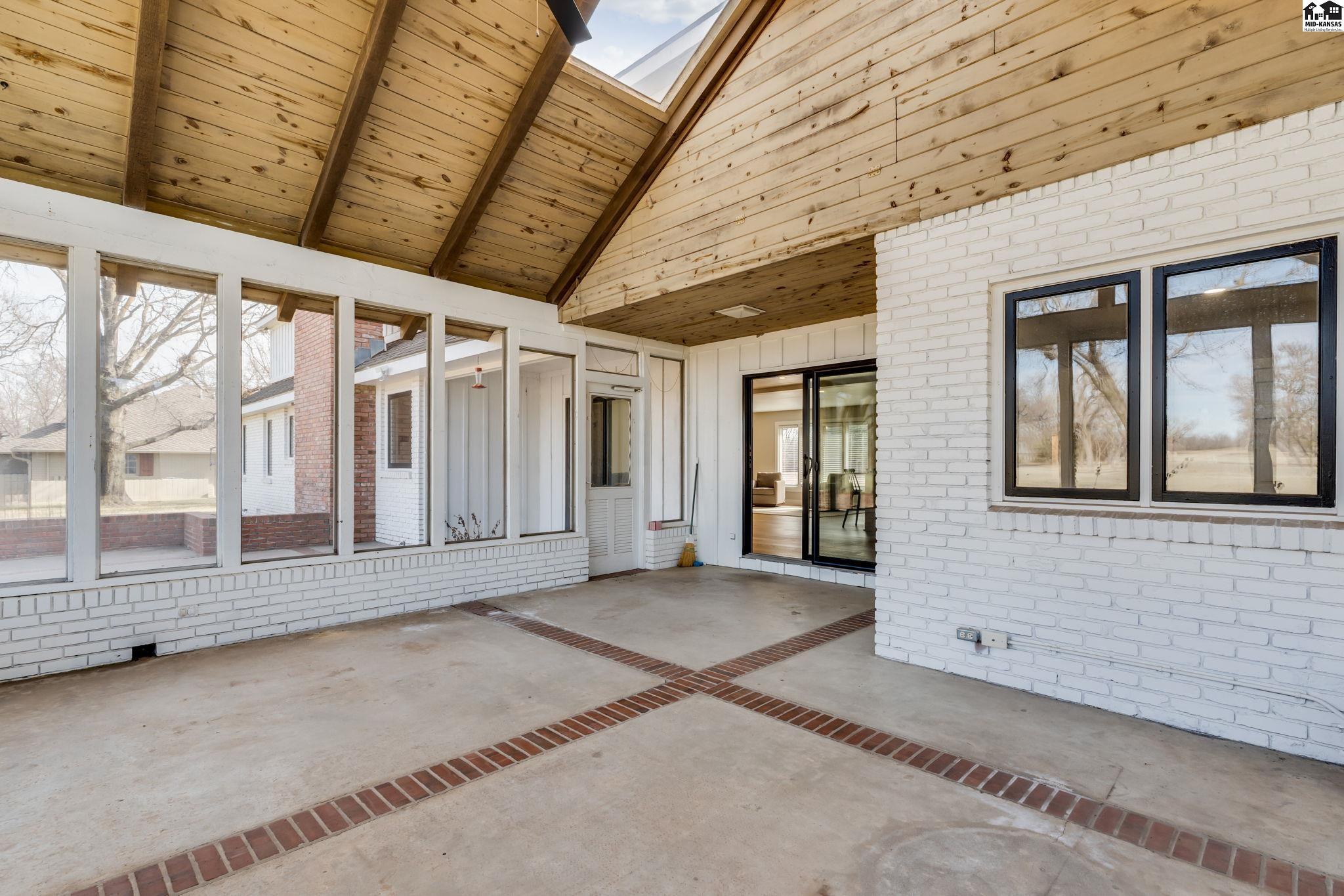 61 Willowbrook Drive Hutchinson KS 67502