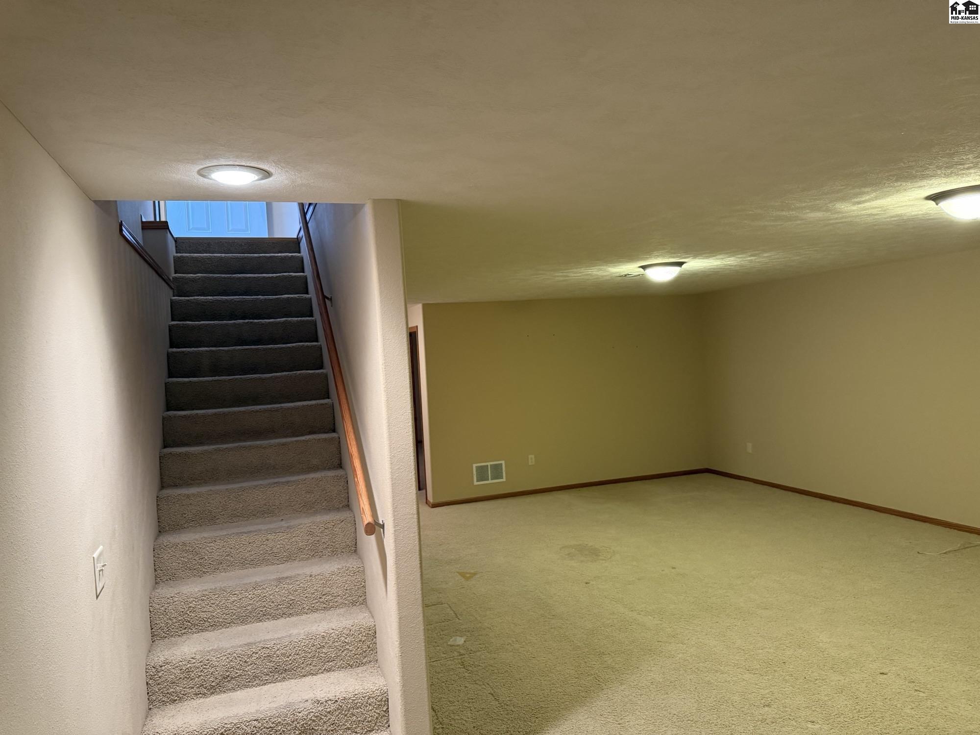 102 Brookview Court Hutchinson KS 67501