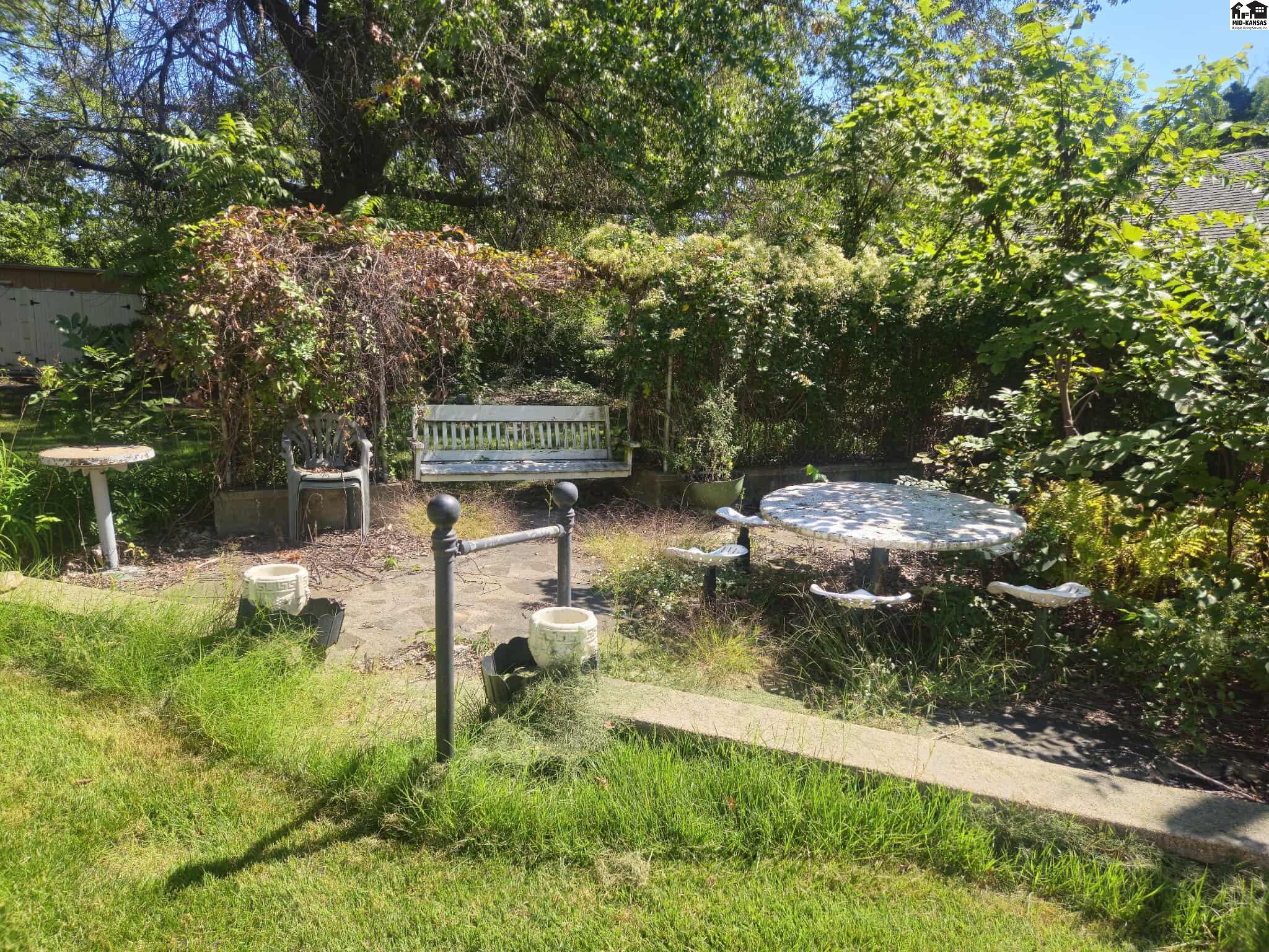 1102 N Barnes Lake Road Hutchinson KS 67501