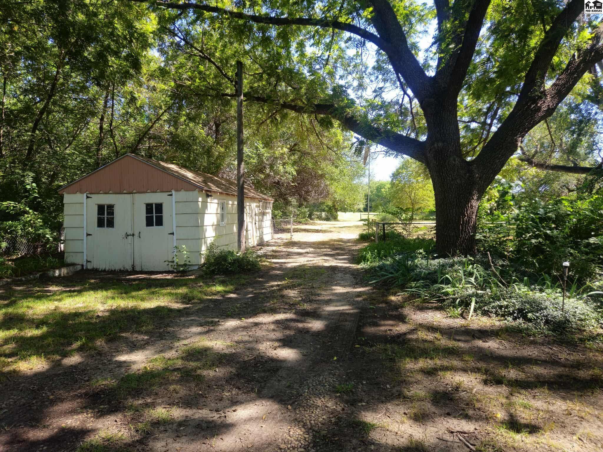 1102 N Barnes Lake Road Hutchinson KS 67501