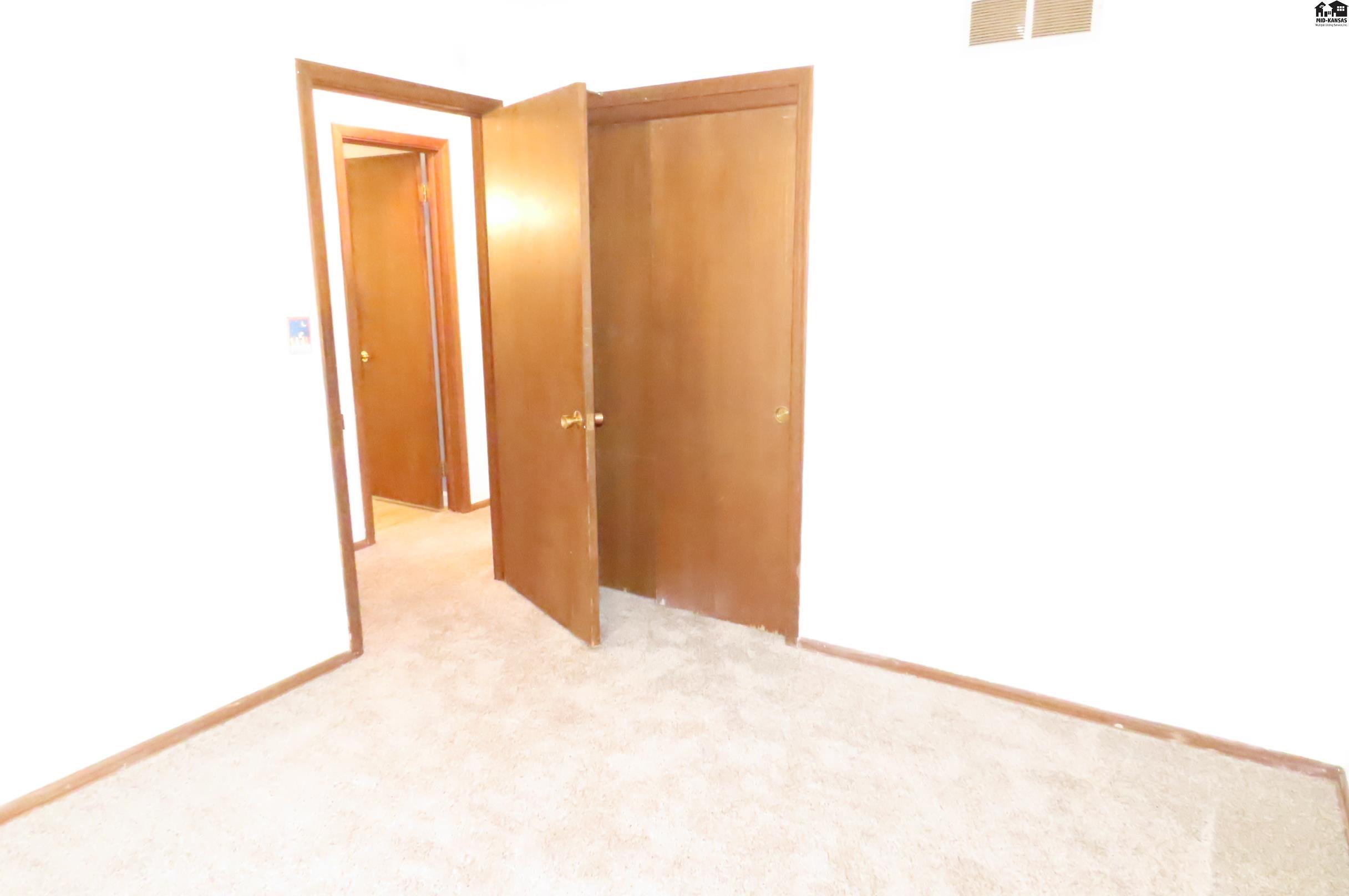 1506 Linda Lane Hutchinson KS 67502