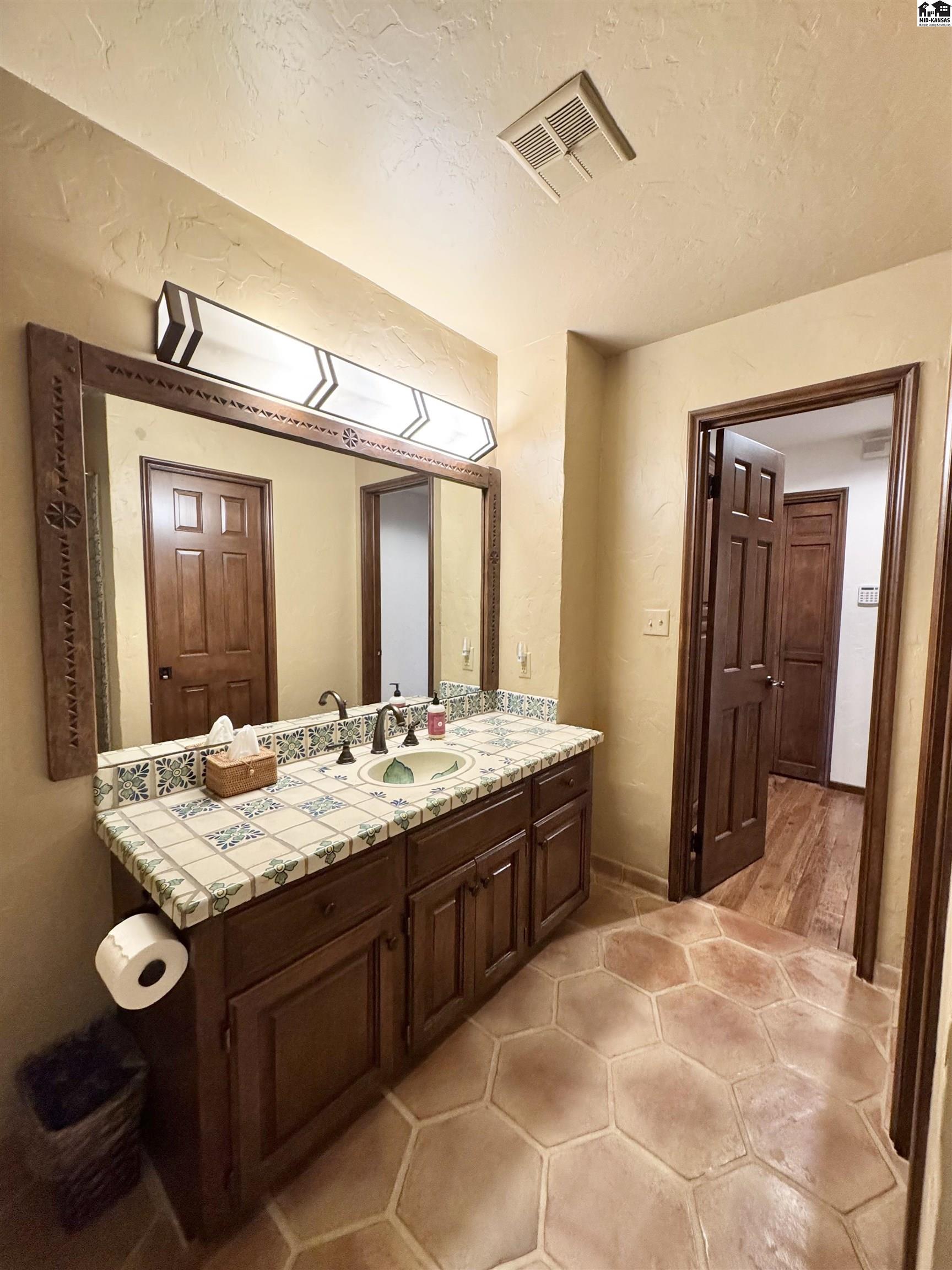 202 Cochise Trail Hutchinson KS 67502