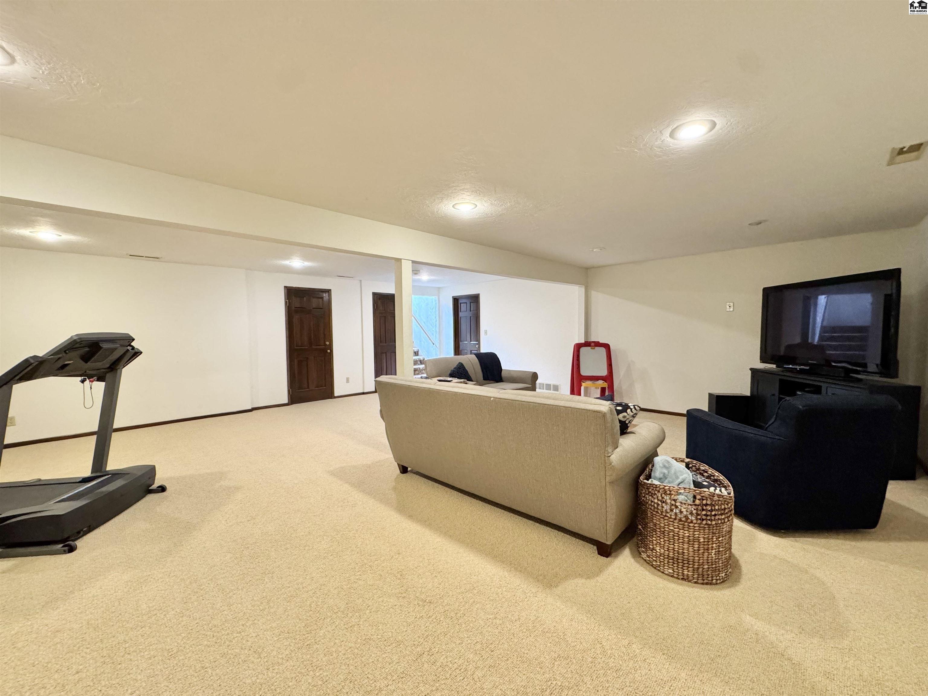 202 Cochise Trail Hutchinson KS 67502