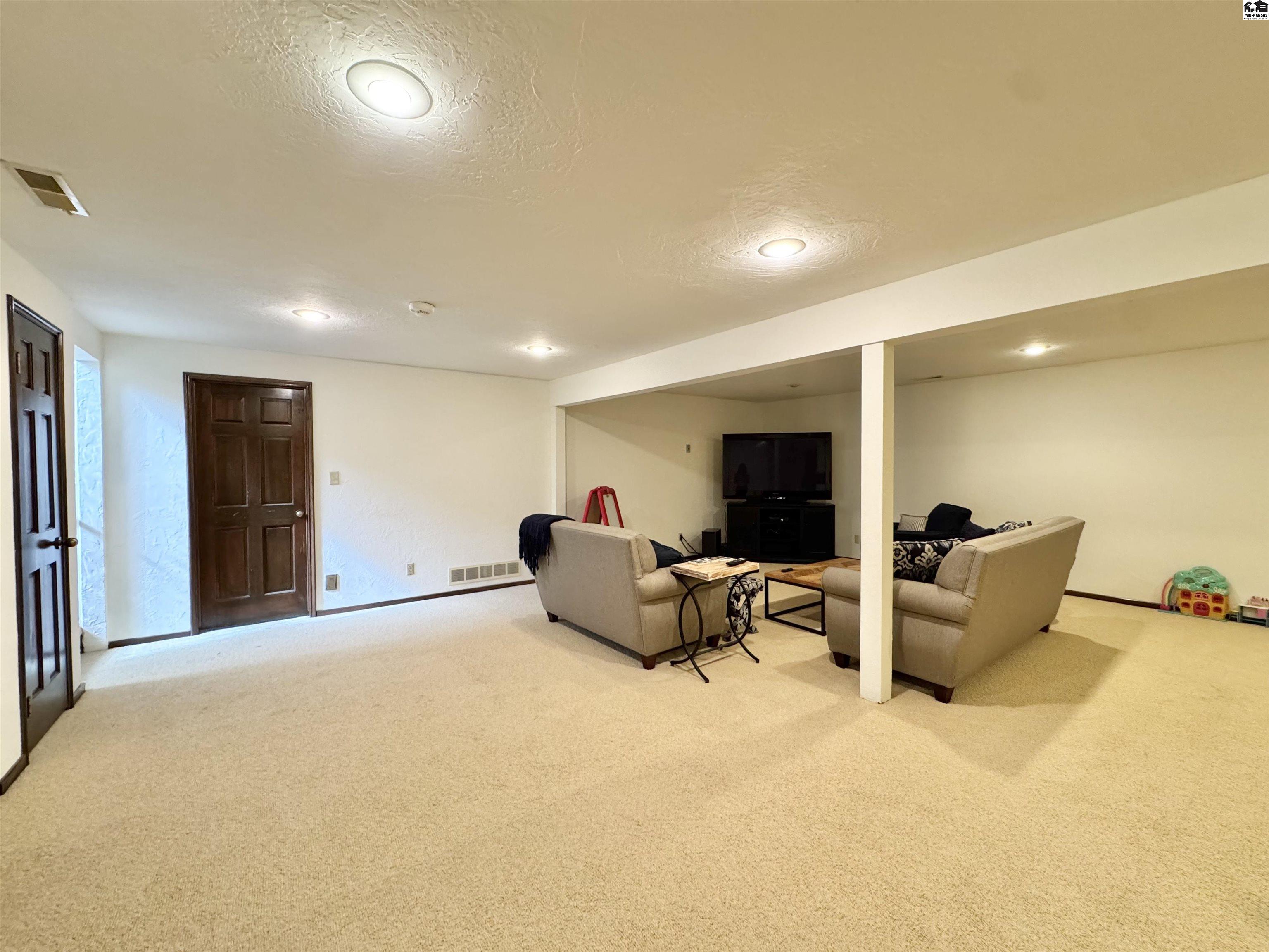 202 Cochise Trail Hutchinson KS 67502