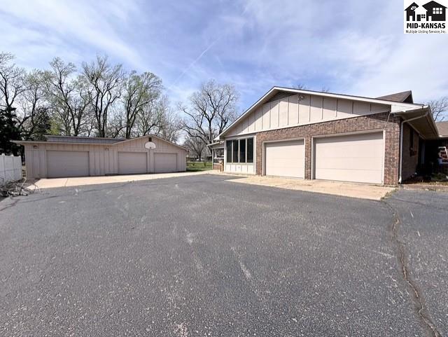 4 Hilltop Drive Hutchinson KS 67502
