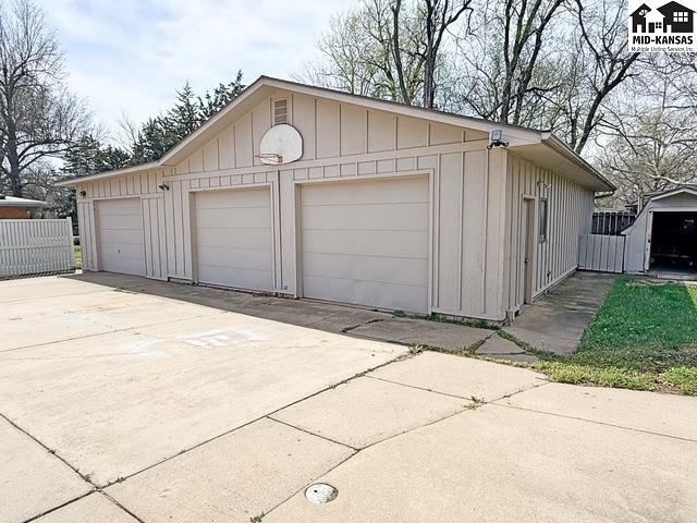 4 Hilltop Drive Hutchinson KS 67502